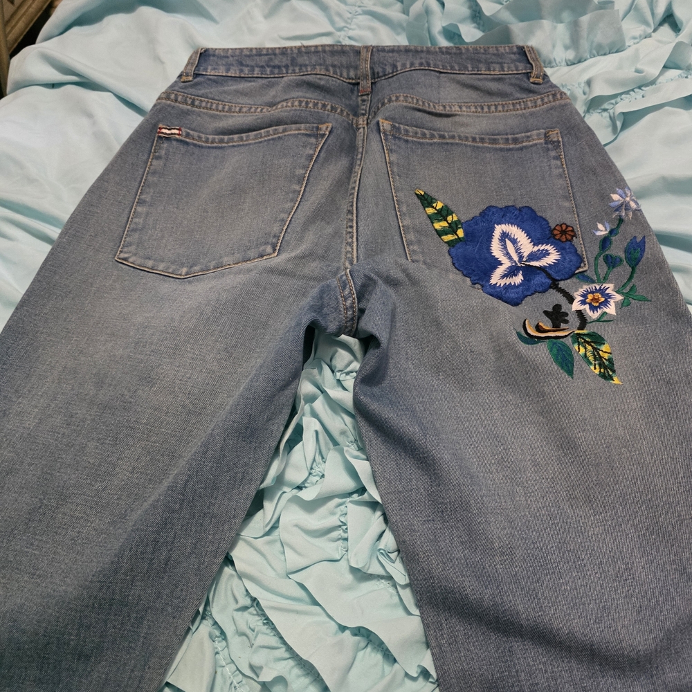 Alice + Olivia Light Blue Denim Skinny Jeans with Blue Floral Embroidery - Picture 5 of 9